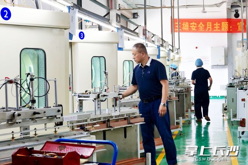 三雄电子总经理韩平正在查看自动化生产线。均为长沙晚报全媒体记者 张禹 通讯员 段华良 摄影报道