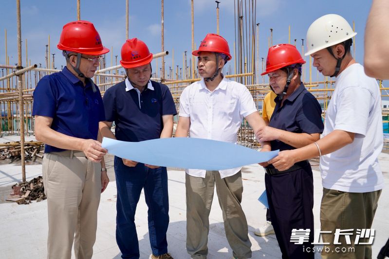 三雄电子全力推进二期工程项目建设，公司管理人员在现场查看进度。