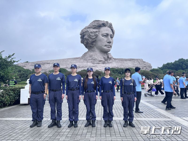 长沙曙光救援队的志愿者在橘子洲头执勤。 均为长沙晚报通讯员谭立供图
