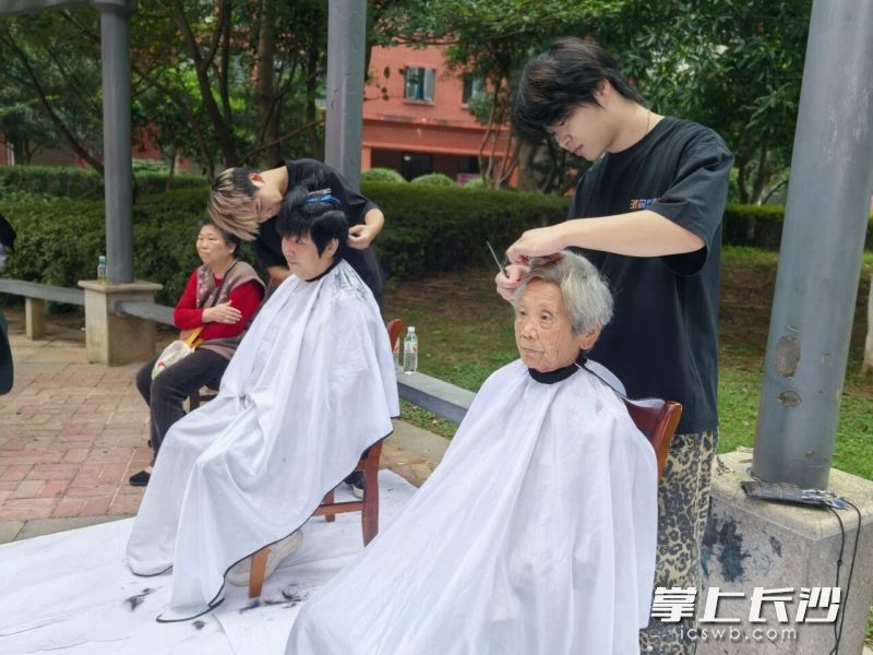 节假日临近时，物业工作人员在小区内设置了便民服务角，方便老人们的生活。