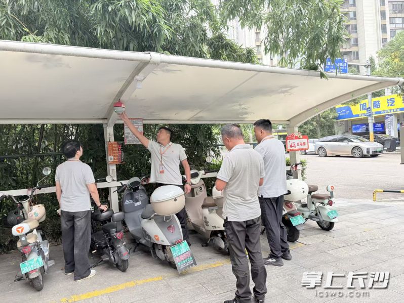 物业服务企业节前对电动自行车的安全风险隐患开展全面排查工作。均为企业供图