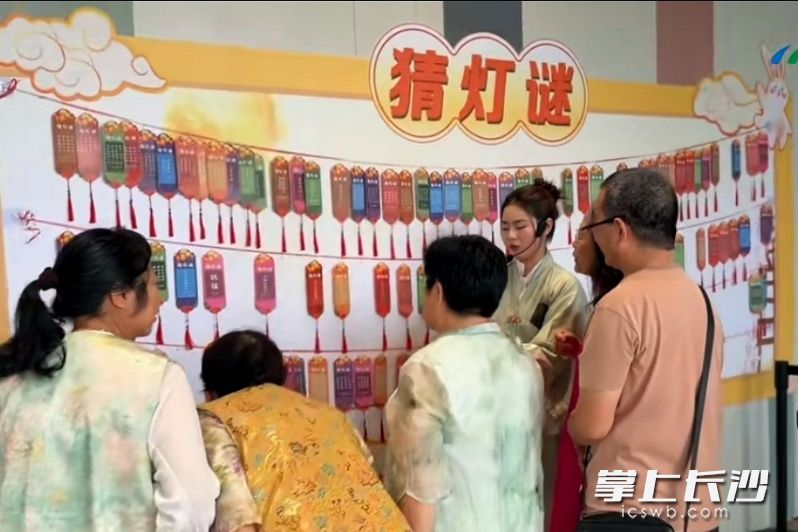 各物业服务企业在中秋节期间开展形式多样的宣传活动。