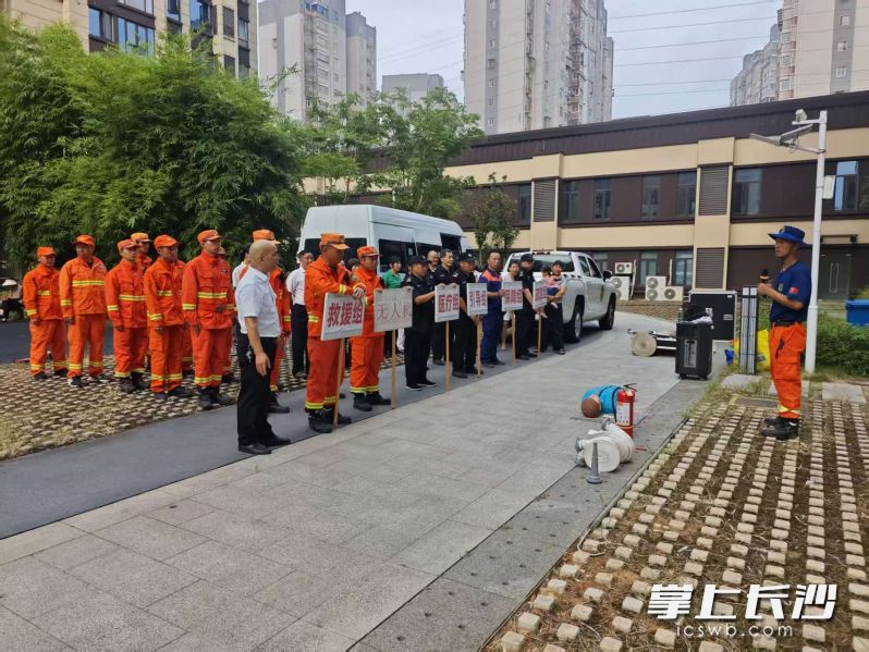 部分物业服务企业还开展了消防应急演练和急救技能培训。