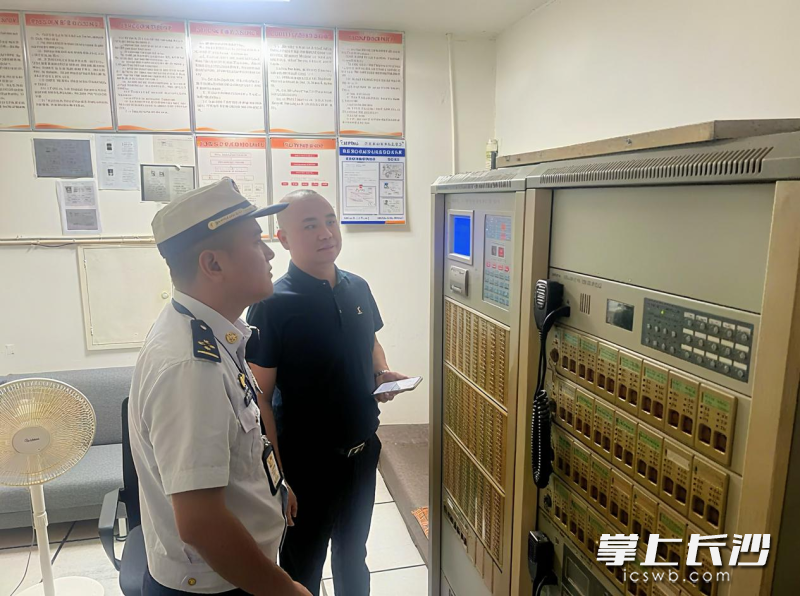 消防监督员在进行检查。 长沙晚报通讯员 谢梦嘉 摄