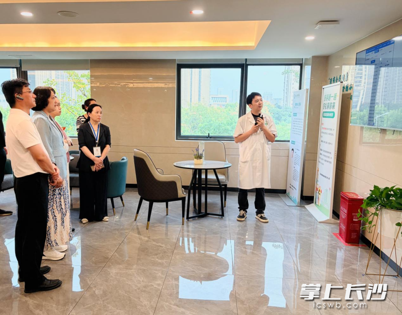东方红街道社区卫生服务中心向调研组详细介绍健康气象服务落地应用情况。 通讯员供图