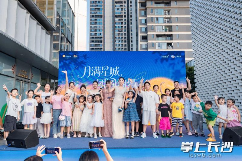 参与本次中秋嘉年华活动业主们登台合影。均为通讯员供图 参与本次中秋嘉年华活动业主们登台合影。均为通讯员供图