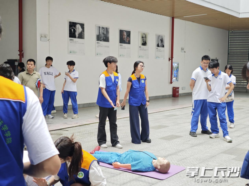 学生们在学习应急技能。