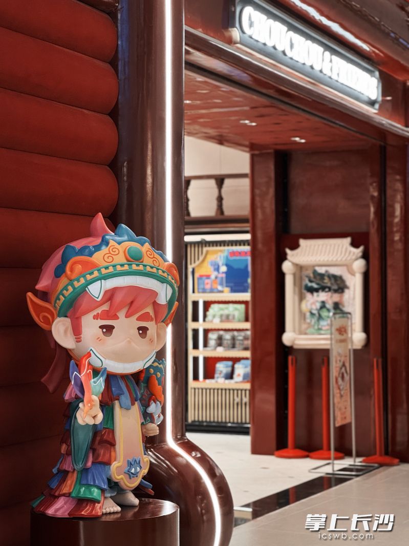 店内产品以周杰伦的官方二次元IP形象“周同学”系列商品为主。