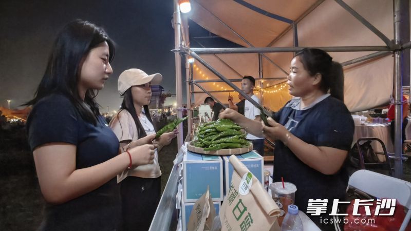 市民游客在市集上购买本土农产品。 市民游客在市集上购买本土农产品。