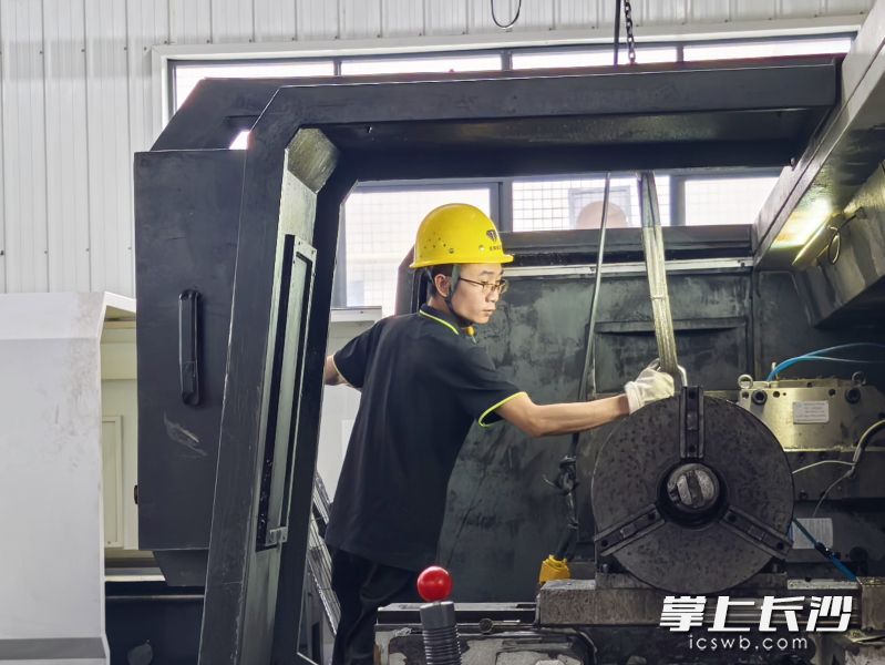 天和钻具技术工人专注作业，赶制一批销往海外市场的大孔径潜孔凿岩钻具。