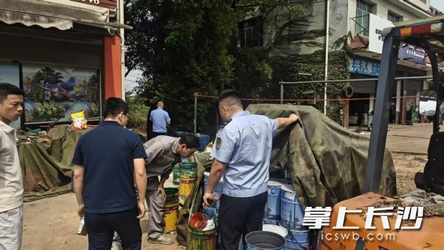 执法人员现场固定证据,责令企业立即采取转运措施。 执法人员现场固定证据,责令企业立即采取转运措施。