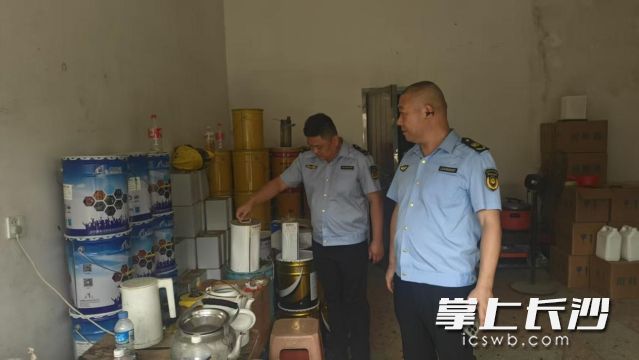 多部门组成的联合执法人员第一时间赶赴现场核查。均为长沙晚报通讯员 秦晓阳供图 多部门组成的联合执法人员第一时间赶赴现场核查。均为长沙晚报通讯员 秦晓阳供图