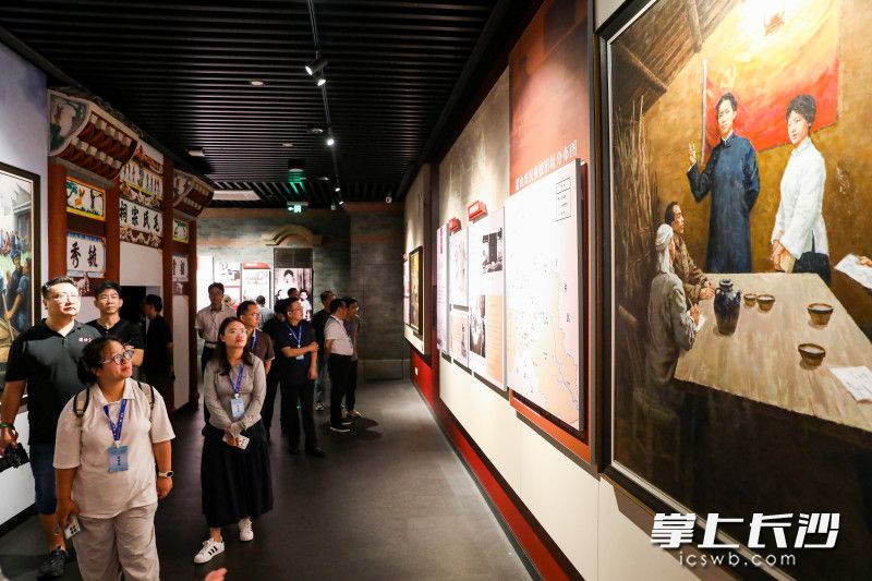 采风团走进杨开慧纪念馆。