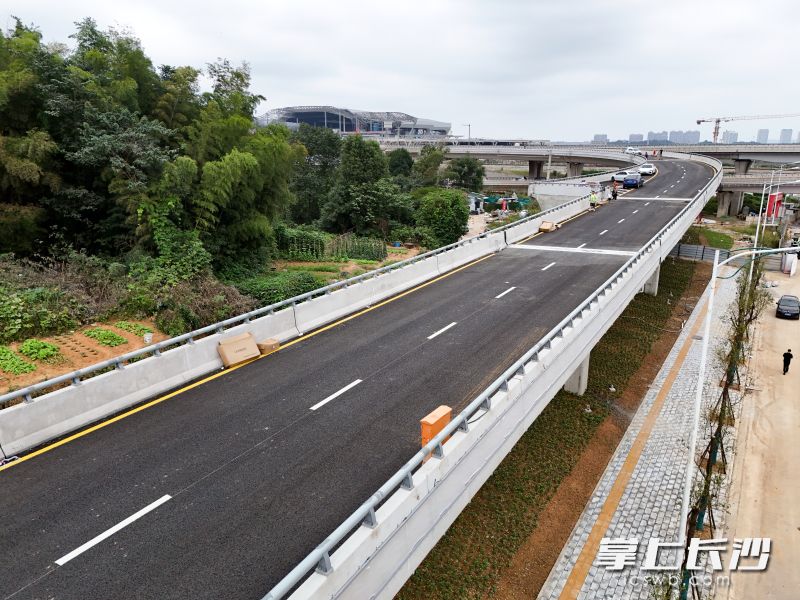 9月29日，长沙高铁西站东高架匝道配套及附属工程完成建设。 均为湘江早报全媒体记者 范龙贵 摄