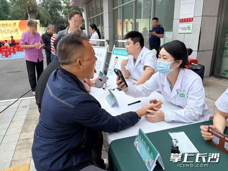 专家面对面为居民免费诊疗、解疑释惑。 均为通讯员供图