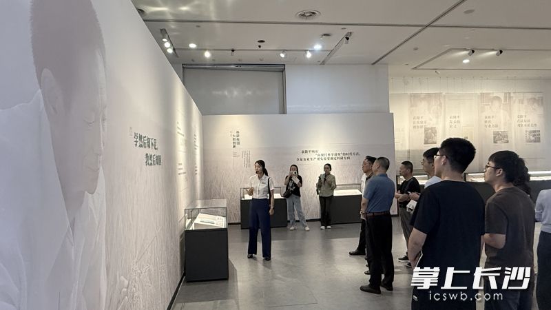 展览通过大量手稿，带领观众从一笔一划的文字里品读科学家精神，感悟深沉厚重的家国情怀。