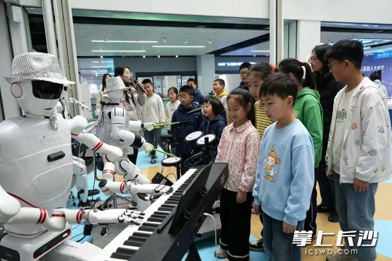 小朋友们在湘龙街道超能机器人大世界参观。