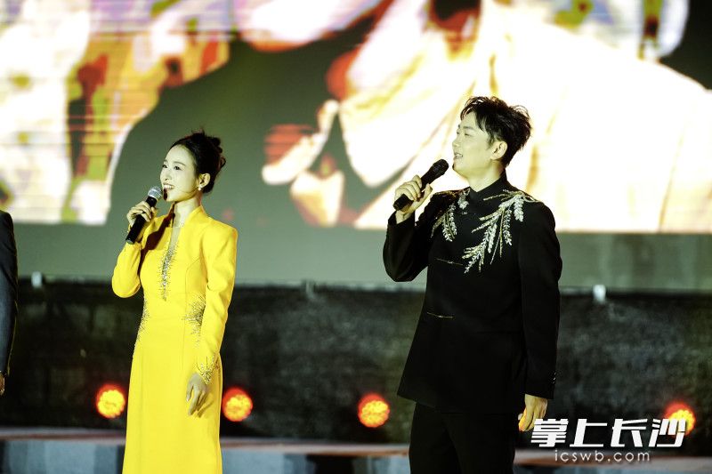“中医奶爸”周有君携妻子黄寸芷登台，参与压轴节目《薪火弦歌》演出。