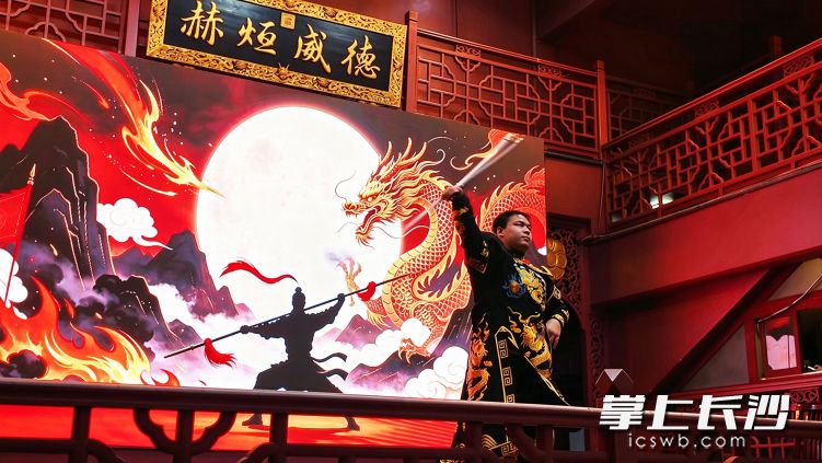 入夜后,18:00至20:30 民俗表演接力登场 入夜后,18:00至20:30 民俗表演接力登场