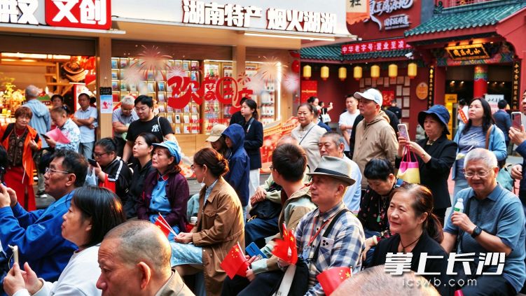 票友登台切磋、以曲会友,台下品茶赏戏的市民游客不时拍手叫好。 票友登台切磋、以曲会友,台下品茶赏戏的市民游客不时拍手叫好。