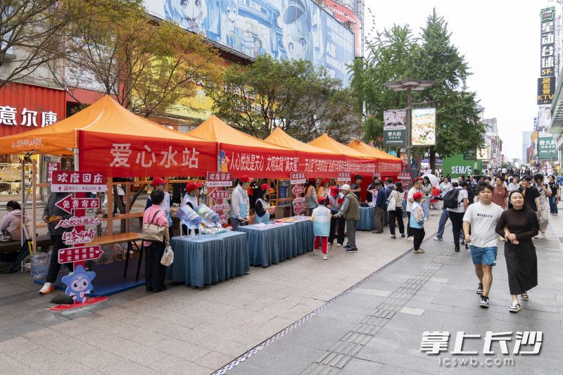 免费寄存行李、提供暖心服务、赠送消费惊喜券……服务点不大，感情满满。