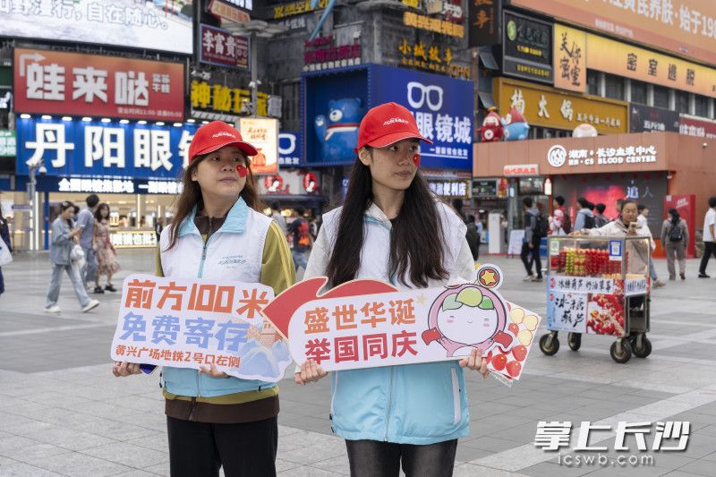 地铁口安排了志愿者做好引导工作。