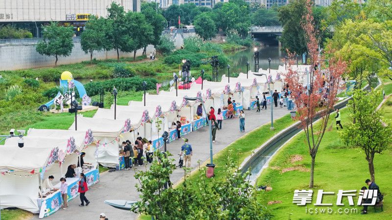 十一期间，“大喜一下”IP晚风音乐会、美好生活市集缤纷呈现，文创手作、非遗体验、轻食咖啡沿河排开。
