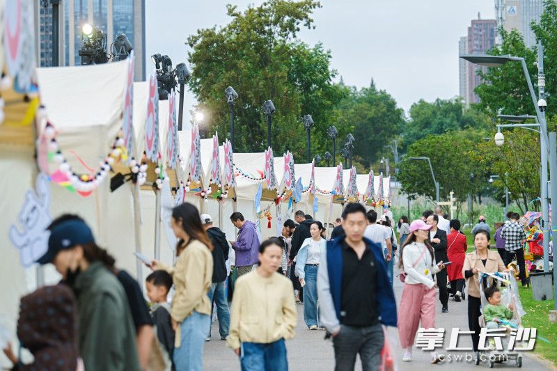 溪悦荟五周年庆暨“十一轻松生活节”正式启幕。 通讯员 廖卓 摄