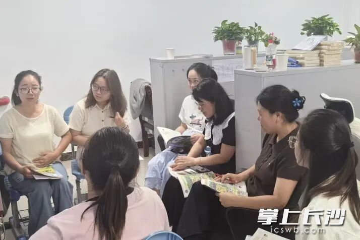 全校各学科教师观摩示范课与亮相课后，分组开展评课研讨活动。