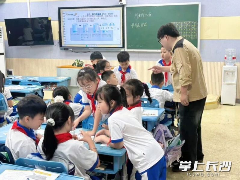 新教师黄鹏博给同学们上科学课《水到哪里去了》。