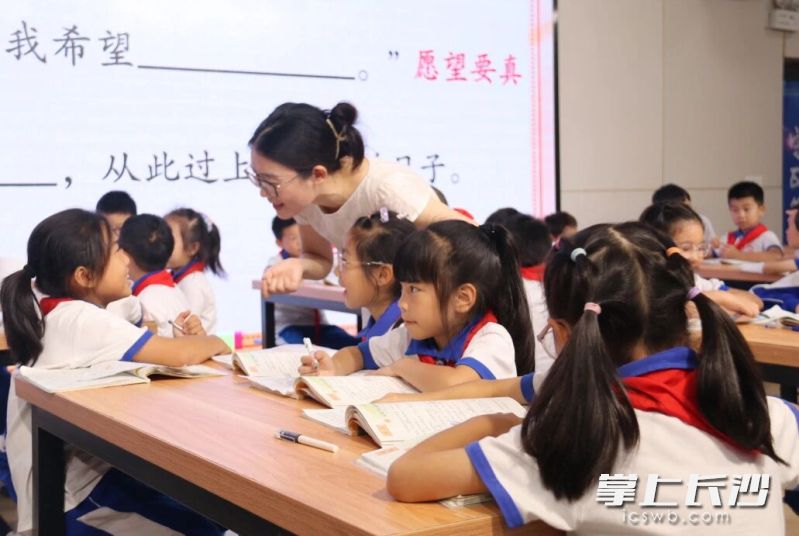 朱梅画老师在《宝葫芦的秘密》一课中与同学们交流。均为长沙晚报通讯员 郭智勇 供图