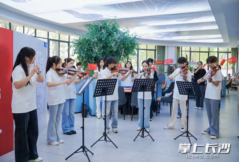 9月30日，长沙民政职业技术学院金茉莉艺术团管弦乐团在校园上演红色小提琴快闪。均为长沙晚报通讯员 罗琼 摄