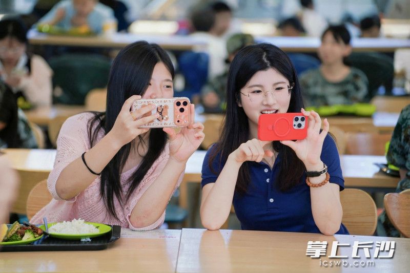 在校学生们纷纷拿出手机拍下快闪活动。