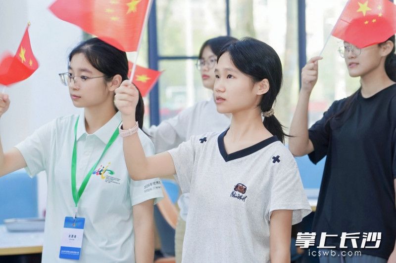 真挚的爱国氛围漫延在校园里。