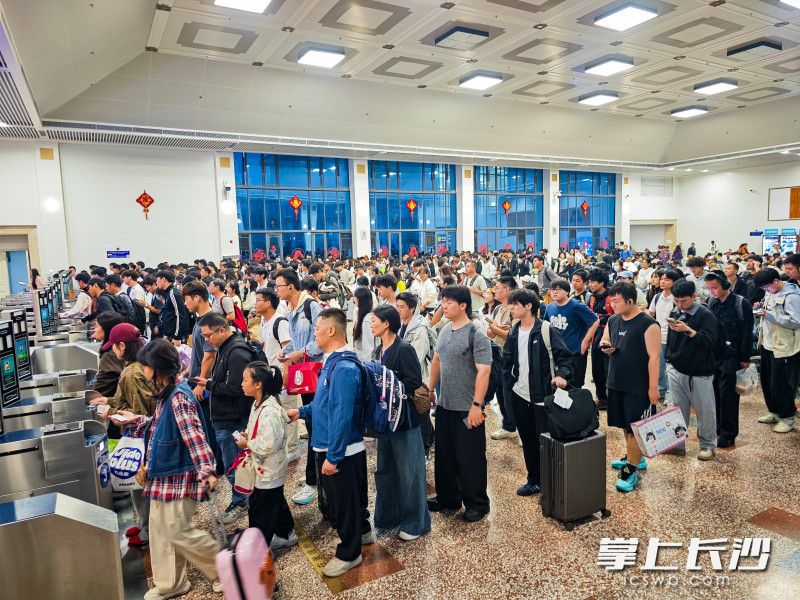 国庆假期首日，长沙火车站迎来出行高峰。均为长沙晚报全媒体记者 董阳 摄