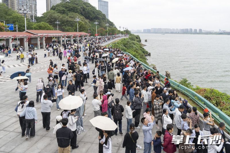 国庆假期第一天，天心区恰同学少年广场迎来客流高峰。湘江边游人如织，各地游客慕名前来打卡。均为长沙晚报全媒体记者 周数邑 摄