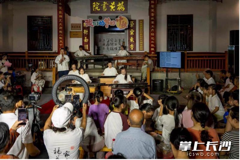大瑶镇整合本土文化资源，在辖区内打造群众身边的乡土舞台。