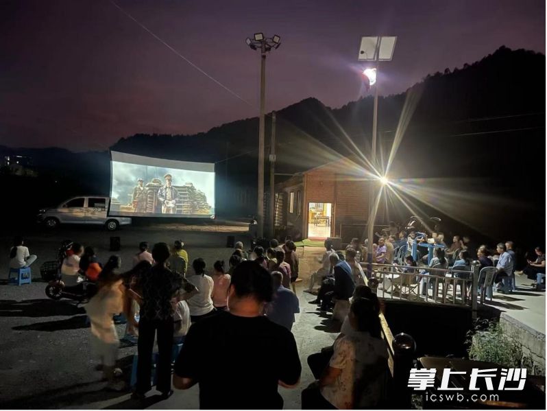 9月30日晚，浏阳大瑶镇多处广场集中播放各类影片。均为长沙晚报通讯员 付敏供图