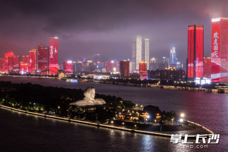 国庆之夜，长沙一江两岸灯光璀璨，满城中国红点亮湘江，共贺祖国华诞。均为长沙晚报全媒体记者 郭雨滴 摄