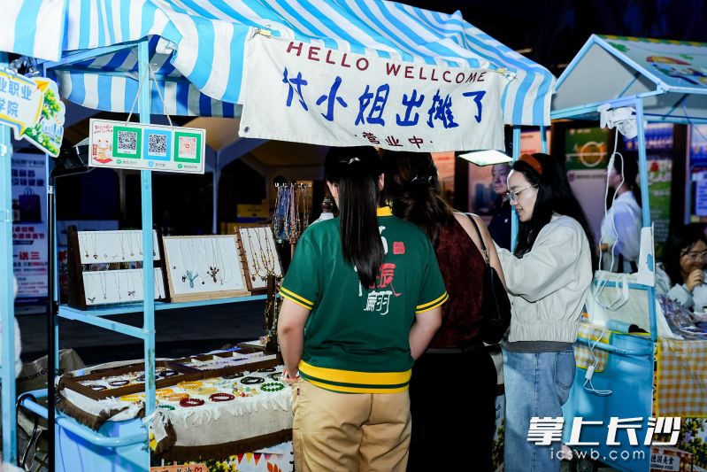 现场,五十余个摊位有序展开。 现场,五十余个摊位有序展开。