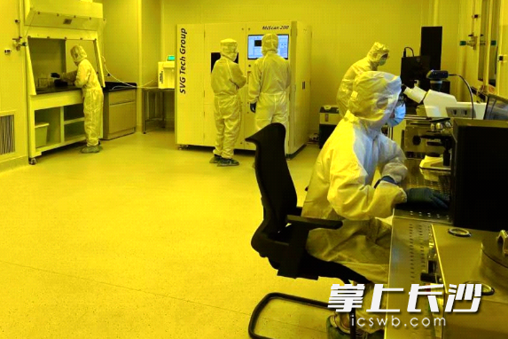 元光智算项目聚焦超表面光学与光计算硬件,图为实验室场景。 元光智算项目聚焦超表面光学与光计算硬件,图为实验室场景。