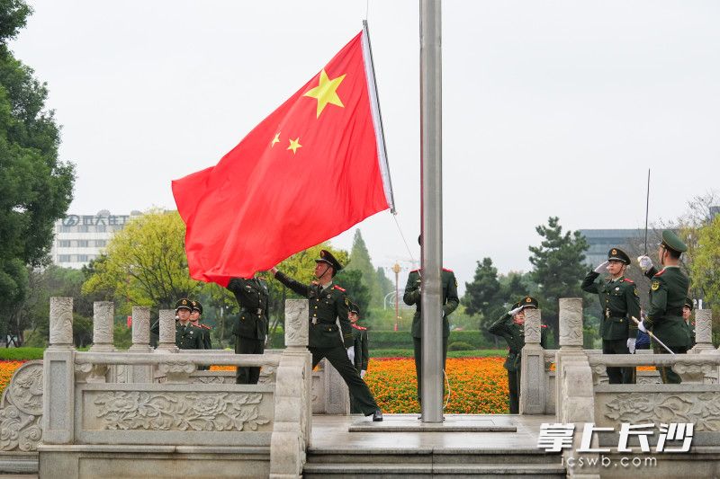 10月1日上午，长沙市直机关举行升国旗仪式。
