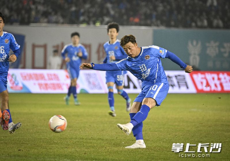 去年的“湘超”联赛,长沙队依靠周琛崴的远射,客场1比0小胜邵阳队。长沙晚报全媒体记者 余劭劼 摄(资料图片) 去年的“湘超”联赛,长沙队依靠周琛崴的远射,客场1比0小胜邵阳队。长沙晚报全媒体记者 余劭劼 摄(资料图片)