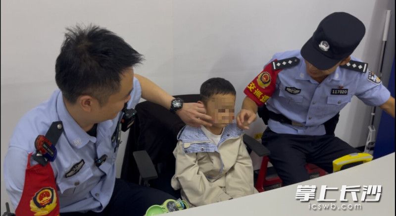 民辅警在安慰与母亲走失的小男孩。均为通讯员 邵青 摄
