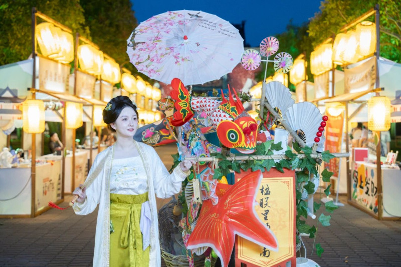 暮色降临，市集现场灯光亮起，营造满满氛围感。除署名外，均为受访者供图。