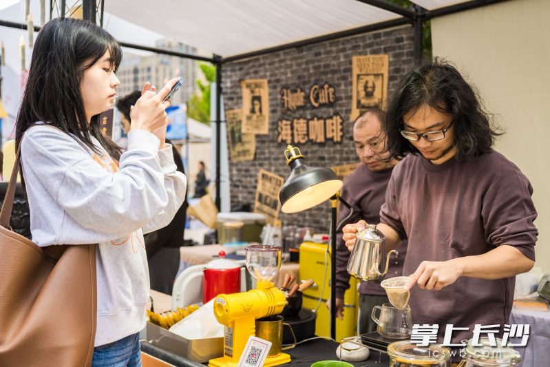 不同风味的咖啡，吸引市民游客前来打卡。