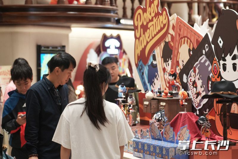 许多顾客被CHOUCHOU&FRIENDS店内的“周同学”IP所吸引。