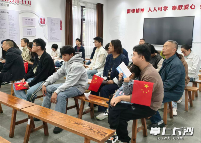 与会同学结合自身学习、生活和志愿服务经历分享感悟。