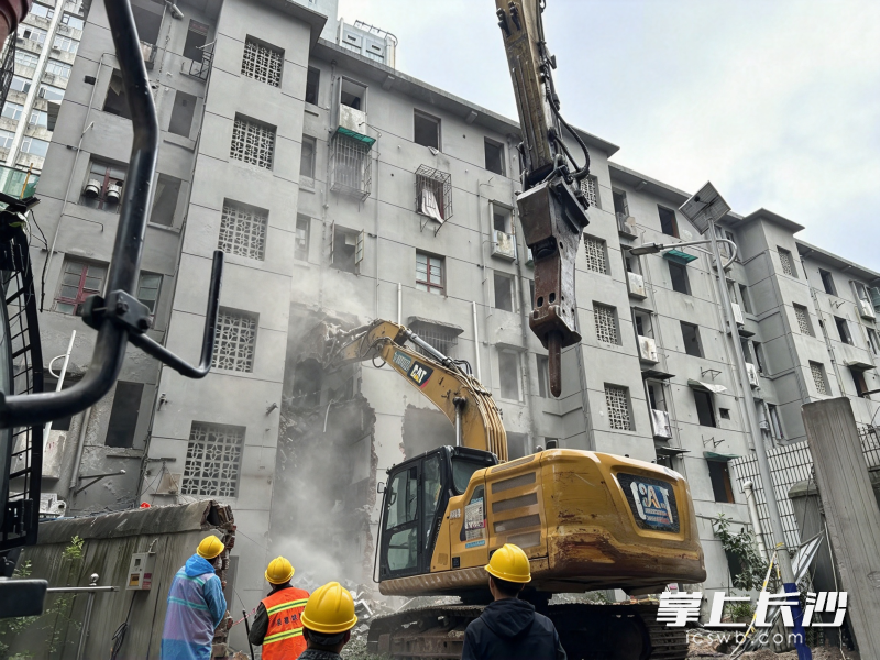 10月3日，芙蓉区韭菜园街道桐荫里社区原长沙市第十二中学教职工宿舍正式启动拆除作业。均为通讯员供图