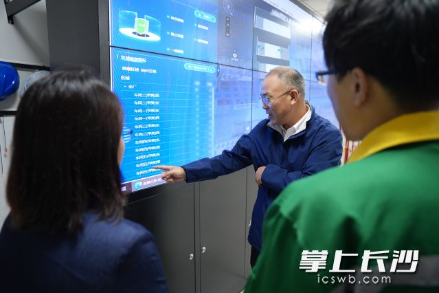 督查人员走进望城经开区（铜官化工片区）一家制药企业开展现场督查。 长沙晚报全媒体记者 林暘摄